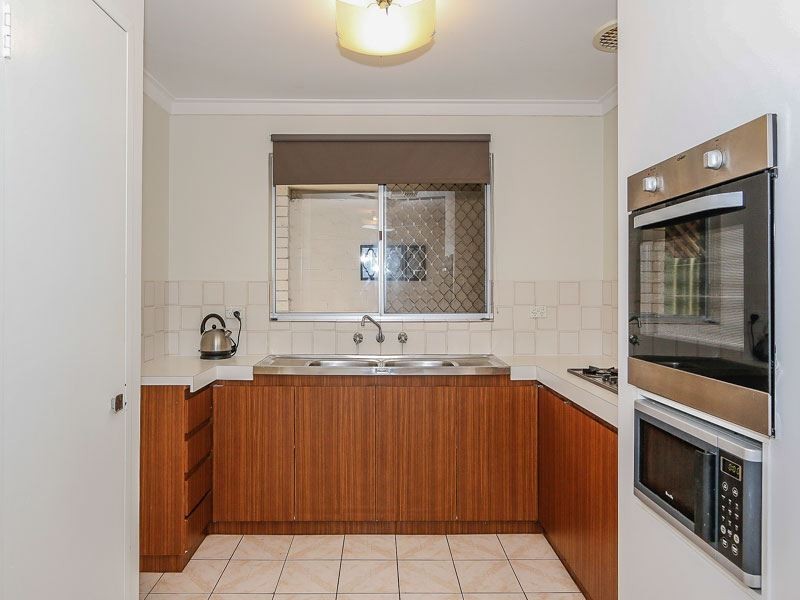 2/116 Winterfold Road, Kardinya WA 6163