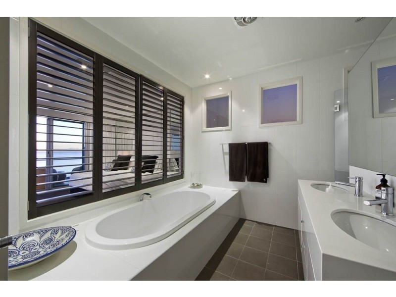 2/24 Seaview Road, West Beach SA 5024