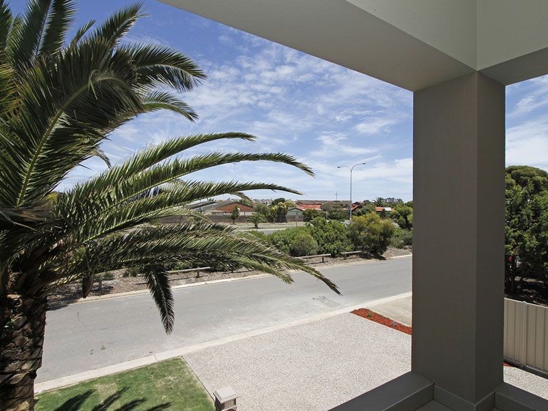 21 Nambour Crescent, West Lakes Shore SA 5020