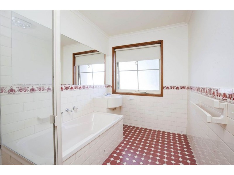 2/9 Yorktown Crescent, Henley Beach South SA 5022