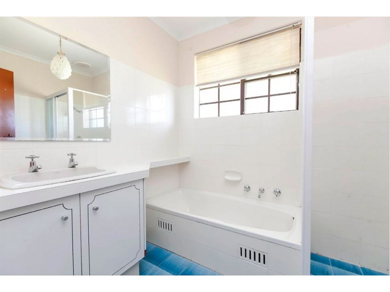 1 Laver Crescent, West Lakes Shore SA 5020