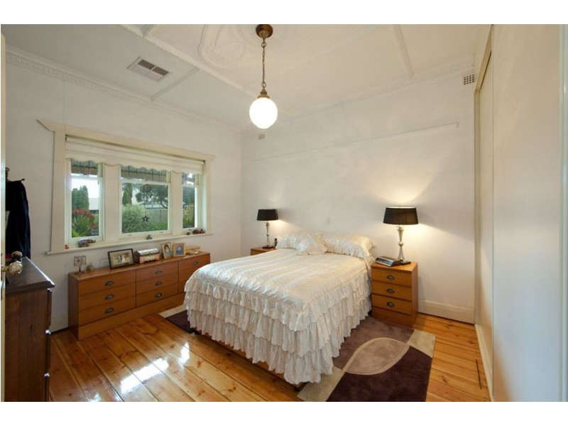 14 Wellington Street, Glandore SA 5037