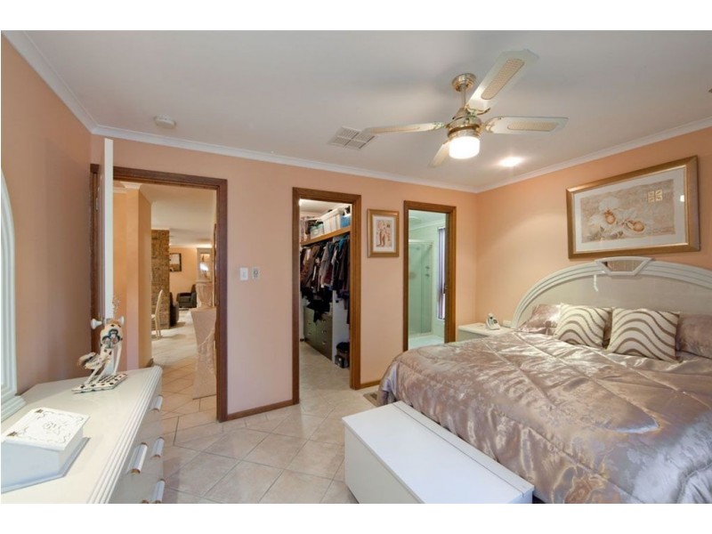 15 Parkeston Court, Para Hills SA 5096