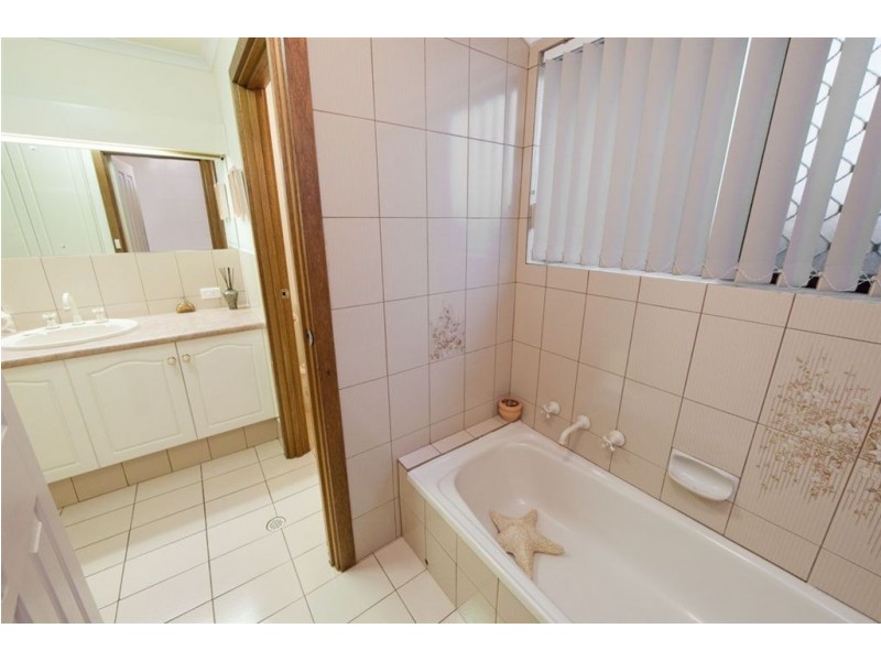 15 Parkeston Court, Para Hills SA 5096