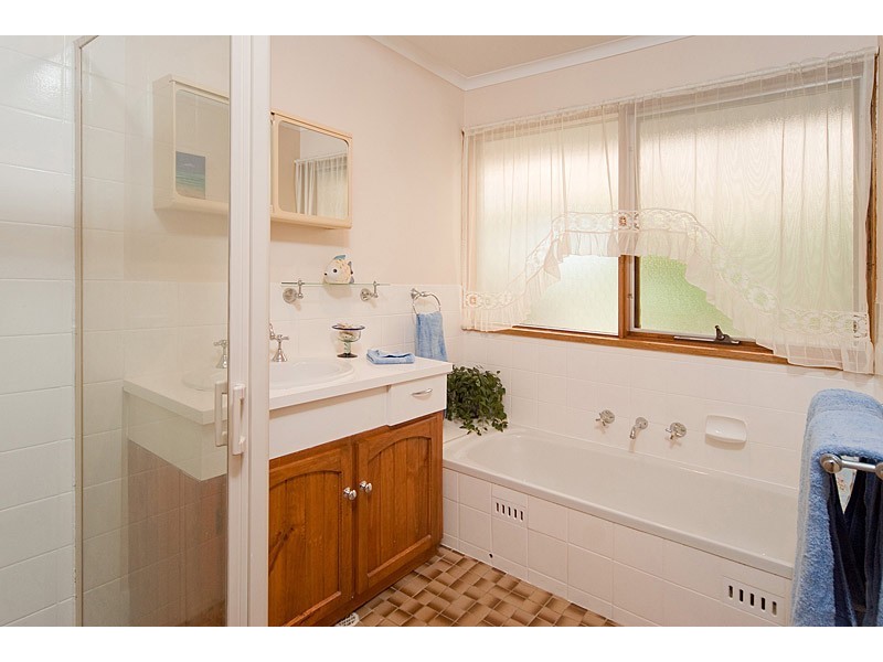 10 Lewis Avenue, Mount Barker SA 5251