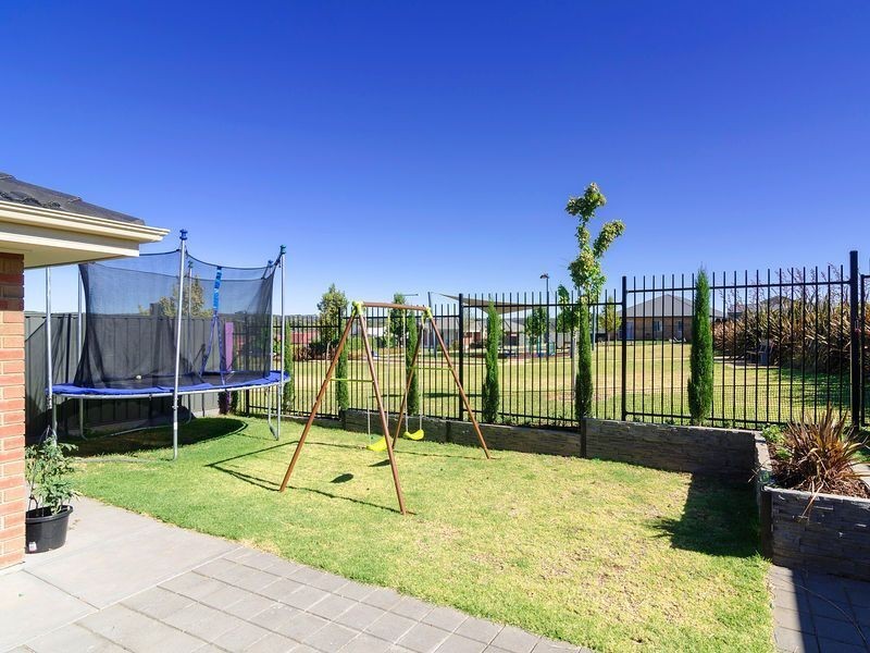 16 Carlson Street, Mount Barker SA 5251