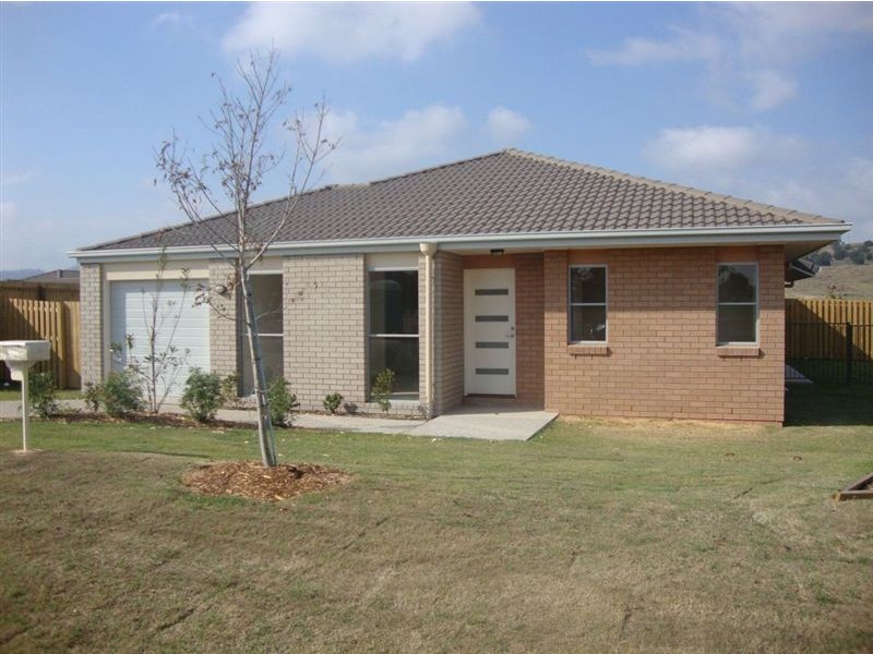 2/8 Spoonbill Court, Lowood QLD 4311