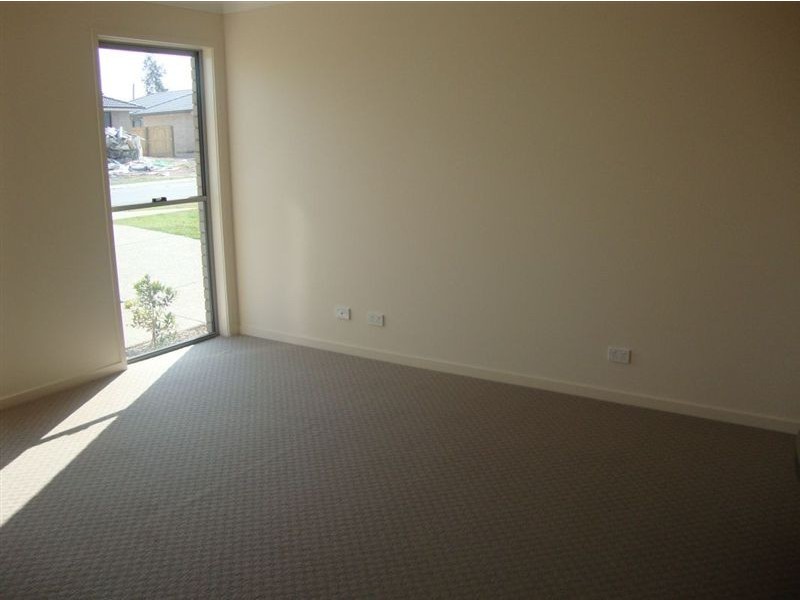 2/8 Spoonbill Court, Lowood QLD 4311