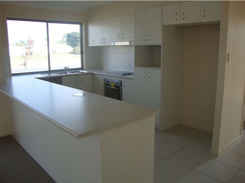 2/8 Spoonbill Court, Lowood QLD 4311