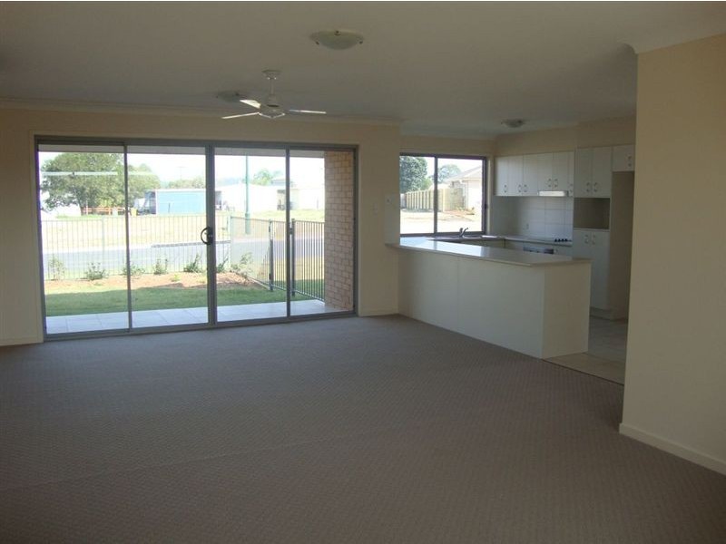 2/8 Spoonbill Court, Lowood QLD 4311