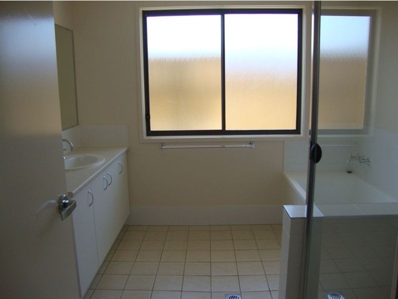 2/20 Harrier Place, Lowood QLD 4311