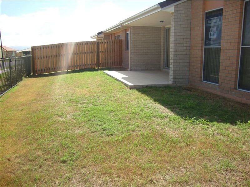 2/5 Sandpiper Drive, Lowood QLD 4311