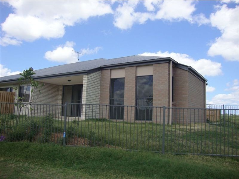 2/7 Sandpiper Drive, Lowood QLD 4311