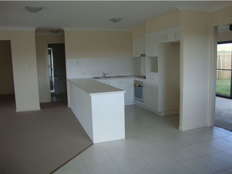 2/7 Sandpiper Drive, Lowood QLD 4311