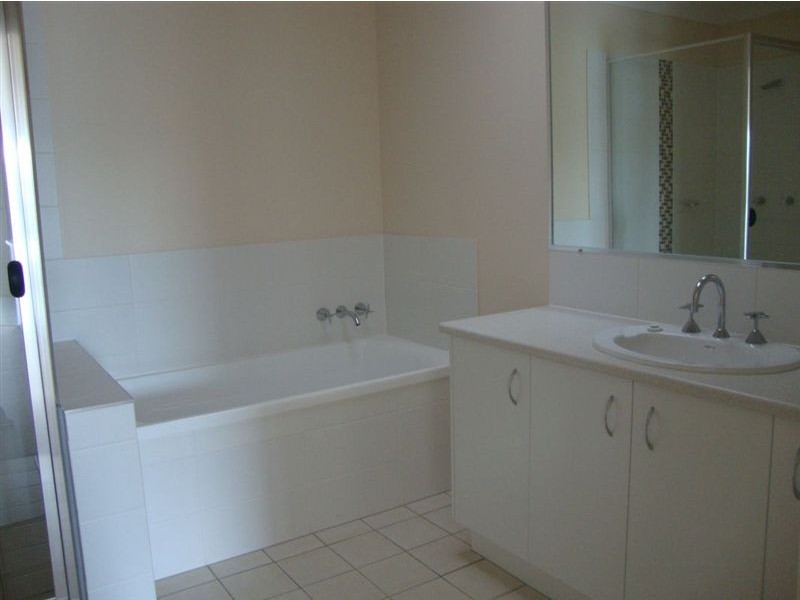 2/7 Sandpiper Drive, Lowood QLD 4311