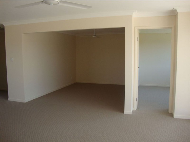 1/9 Harrier Place, Lowood QLD 4311