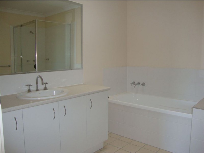 1/311 Currawong Street, Lowood QLD 4311