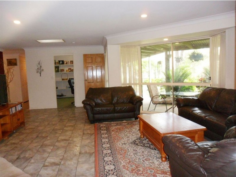 105 Windsor Drive, Mount Hallen QLD 4312