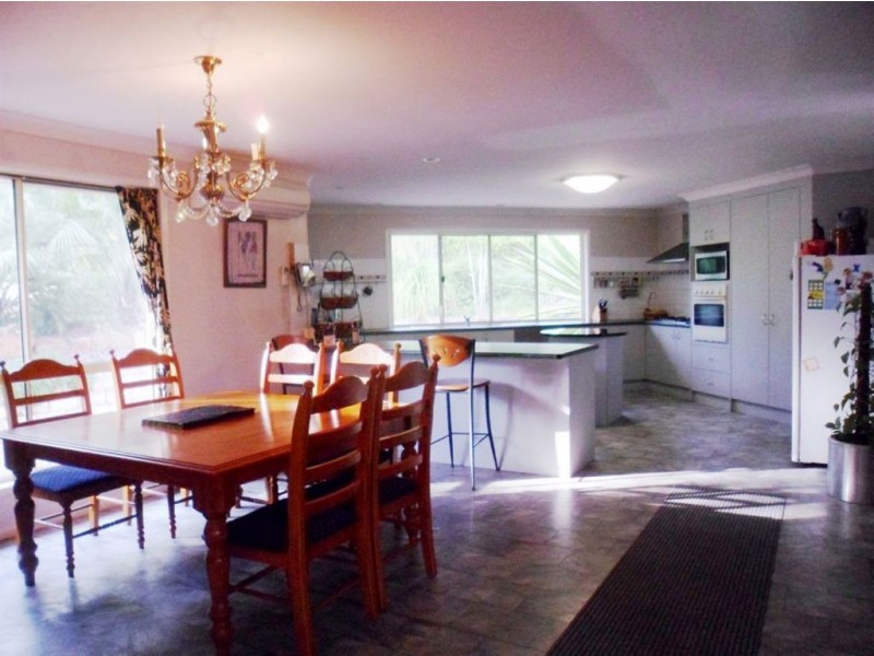 105 Windsor Drive, Mount Hallen QLD 4312