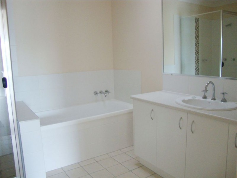 2/9 Harrier Place, Lowood QLD 4311