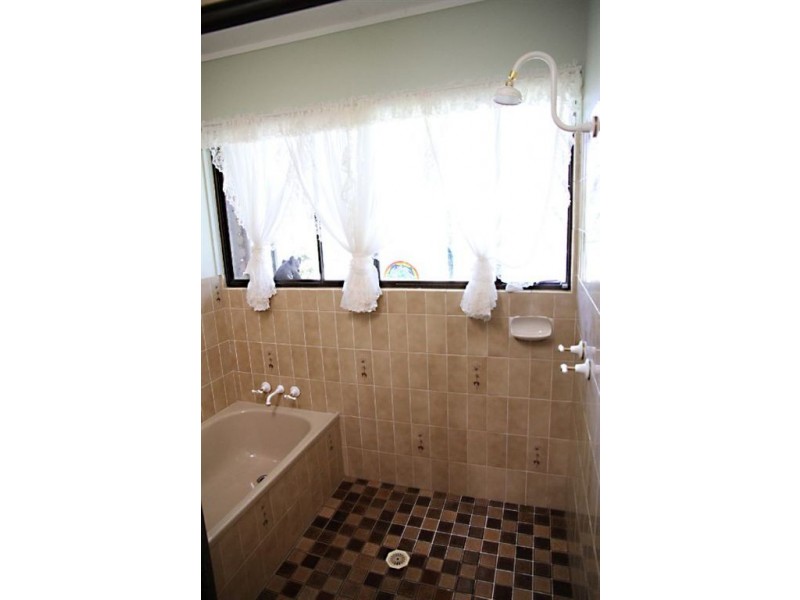 15 Wybalena Road, Pine Mountain QLD 4306