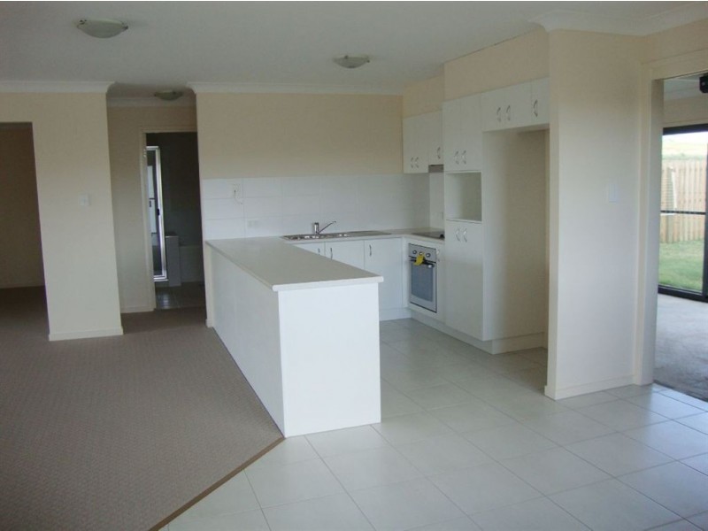 2/7 Sandpiper Drive, Lowood QLD 4311