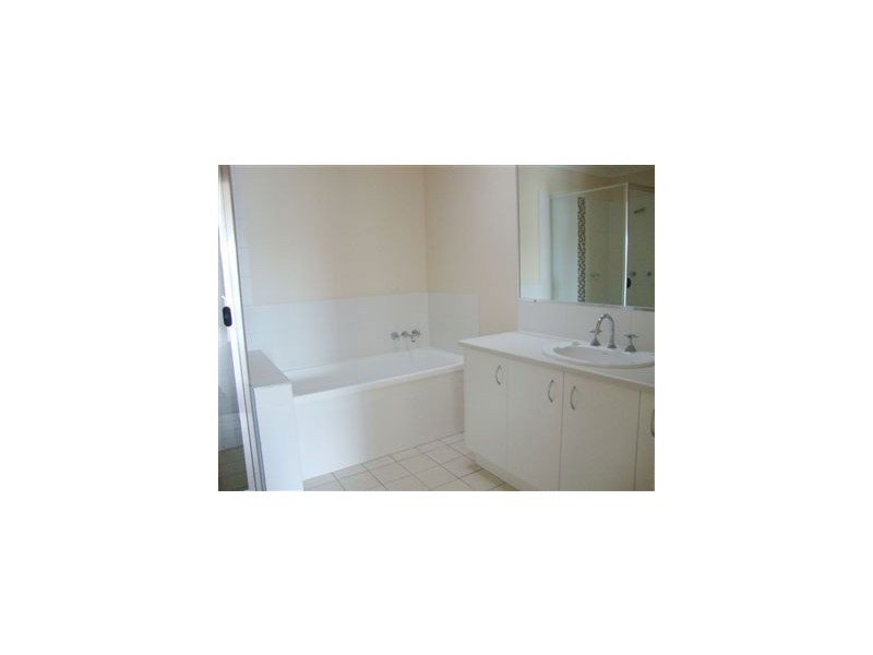 2/9 Harrier Place, Lowood QLD 4311