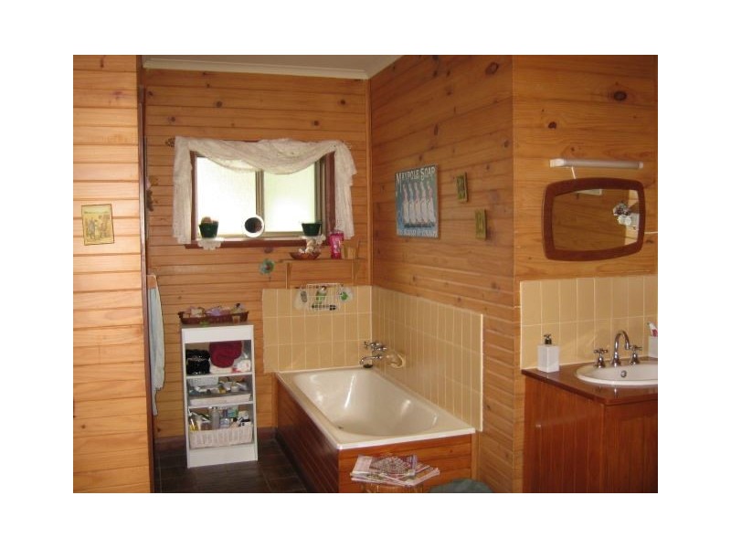 - Brown Mountain Road, Underwood TAS 7268