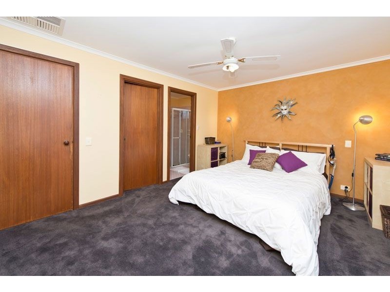 10 Chertsey Court, Wynn Vale SA 5127