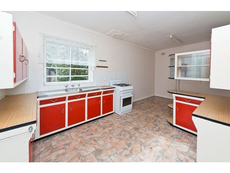 8 Harris Road, Vale Park SA 5081