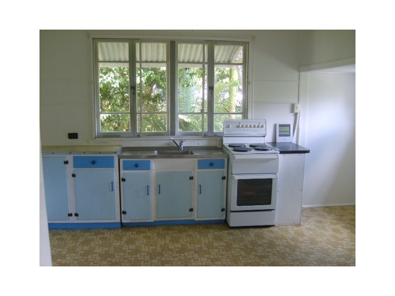 8 Clegg Pde, Newmarket QLD 4051