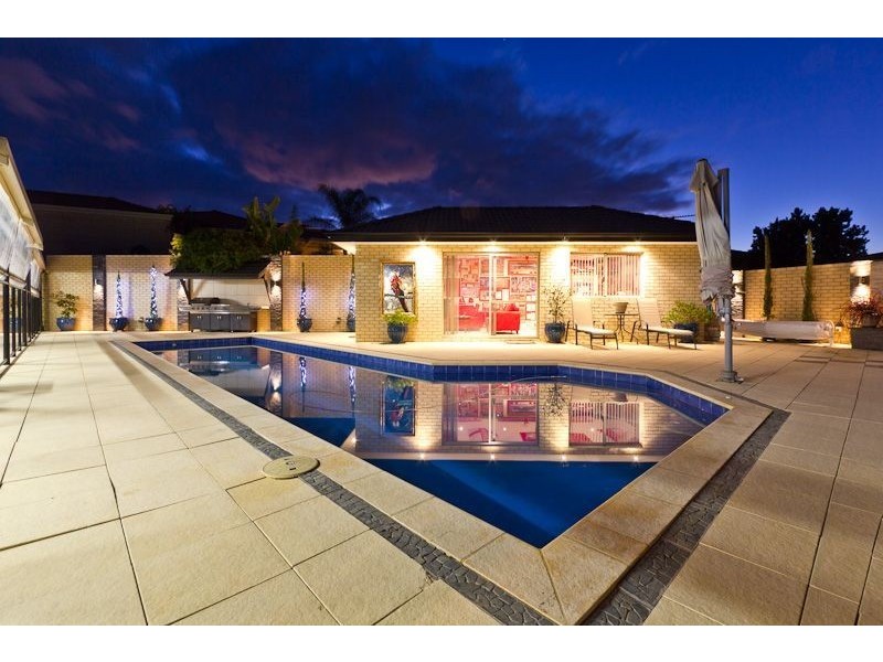 8 Rhodes Rise, Coogee WA 6166