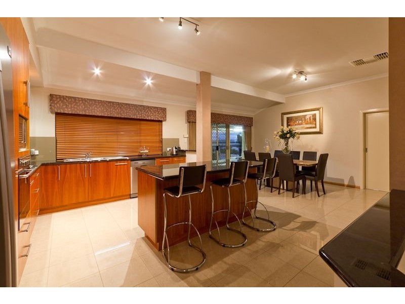 8 Rhodes Rise, Coogee WA 6166