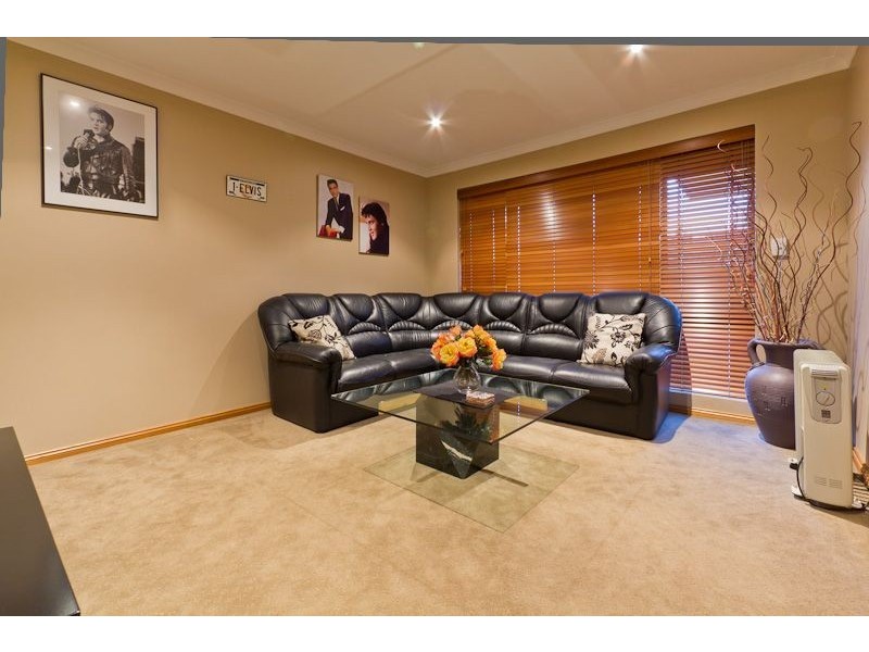 8 Rhodes Rise, Coogee WA 6166