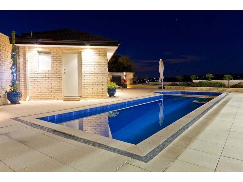 8 Rhodes Rise, Coogee WA 6166