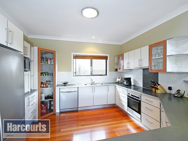 7 Bluewood Court, Ferny Hills QLD 4055