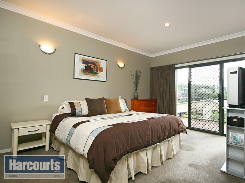 7 Bluewood Court, Ferny Hills QLD 4055