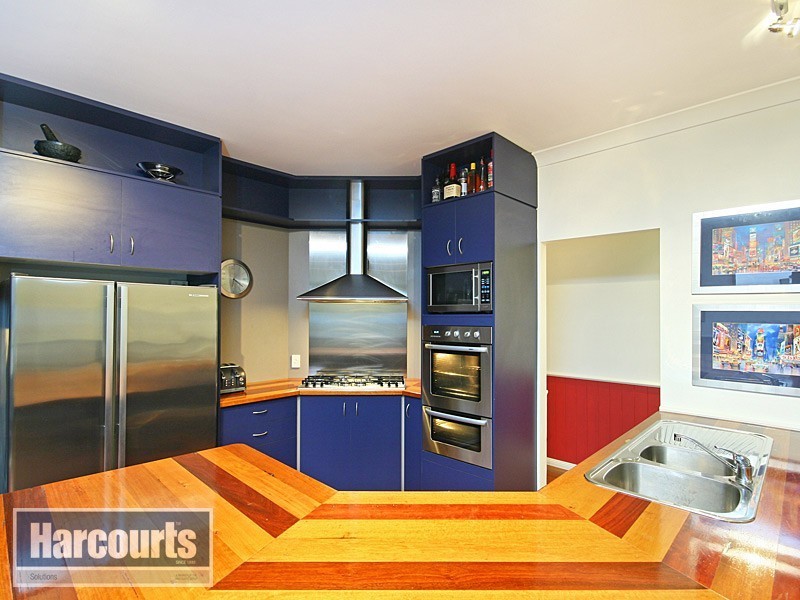 4 Crampton Court, Arana Hills QLD 4054