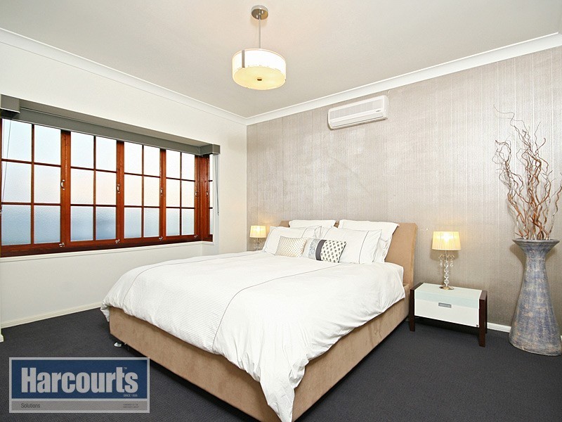 4 Crampton Court, Arana Hills QLD 4054