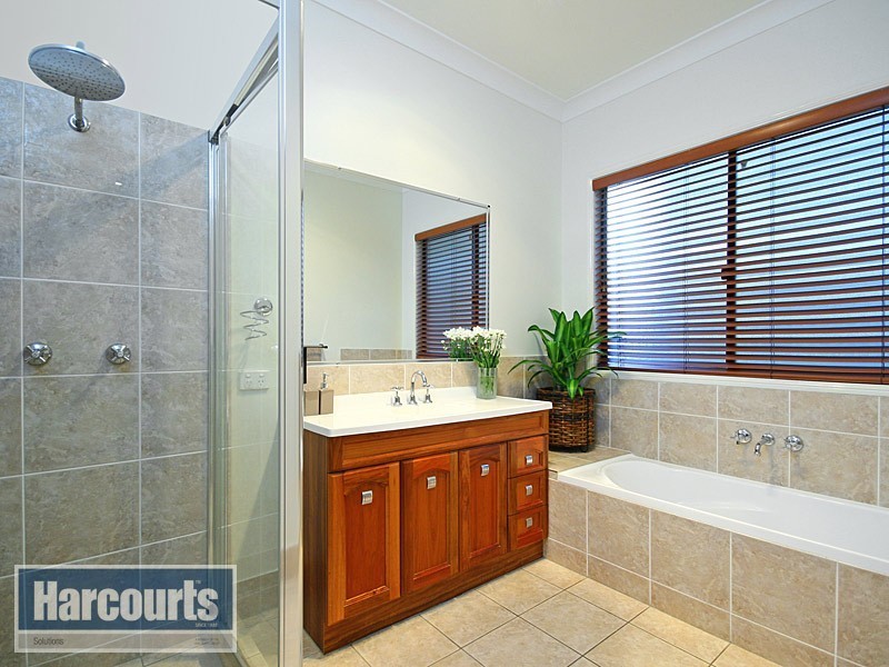 4 Crampton Court, Arana Hills QLD 4054