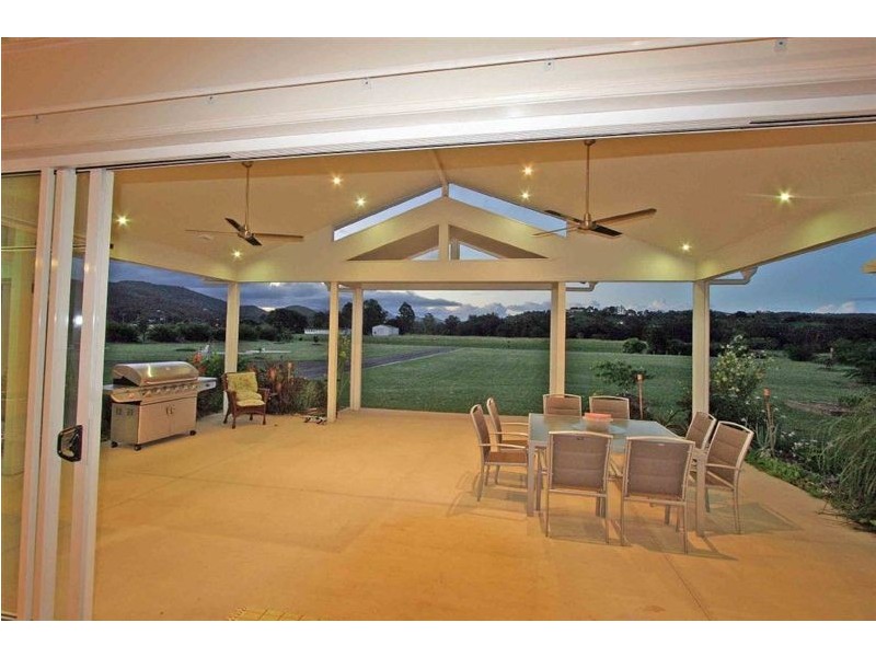 8 Sovereign Way, Samford Valley QLD 4520