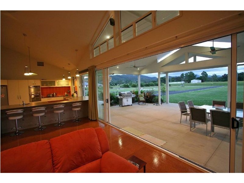 8 Sovereign Way, Samford Valley QLD 4520