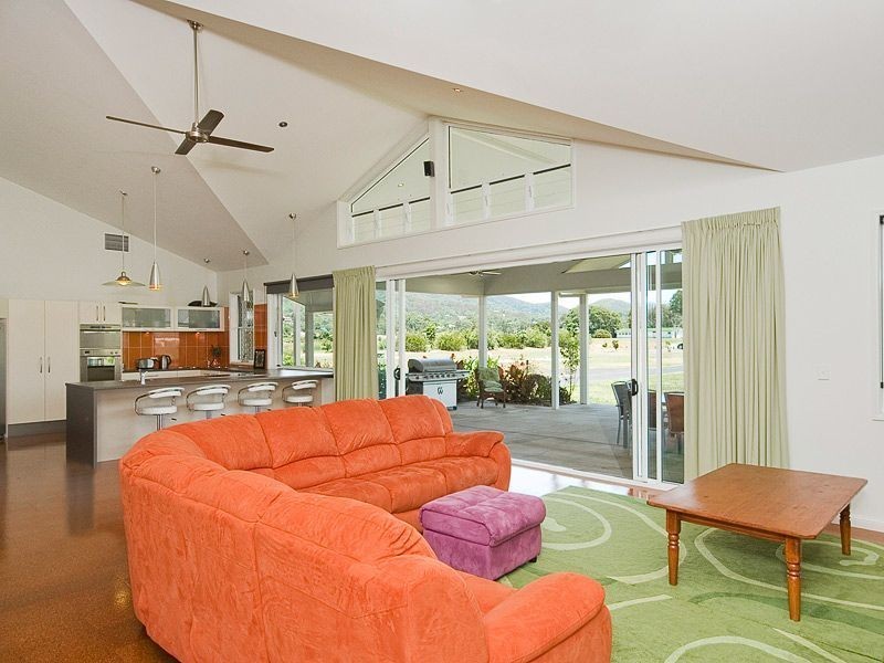 8 Sovereign Way, Samford Valley QLD 4520