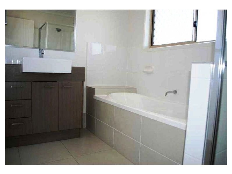 4 Riviera Cr, North Lakes QLD 4509