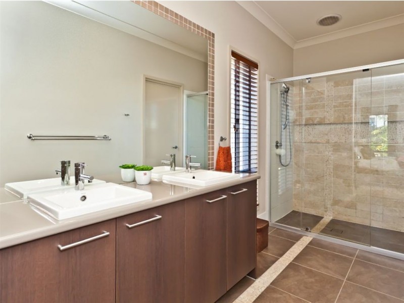 2 Warabi Cr, North Lakes QLD 4509