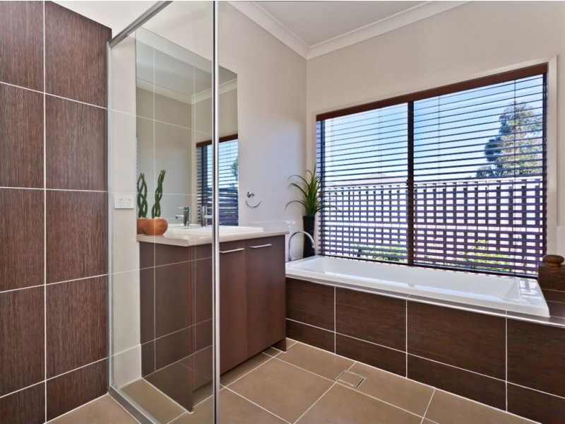 2 Warabi Cr, North Lakes QLD 4509