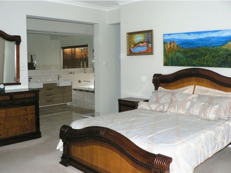 16 Nicklaus Pde, North Lakes QLD 4509