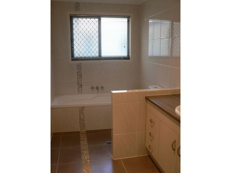 18 Freya Ct, Newport QLD 4020