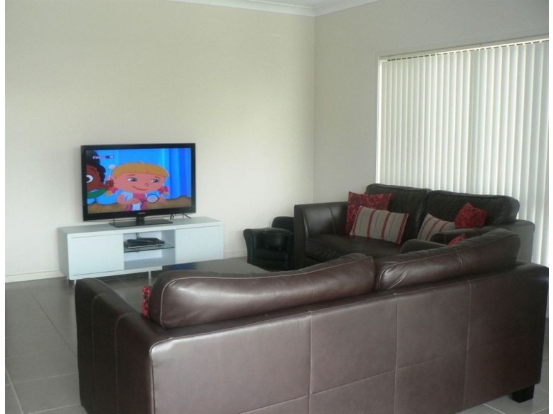 60 Langer Cct, North Lakes QLD 4509