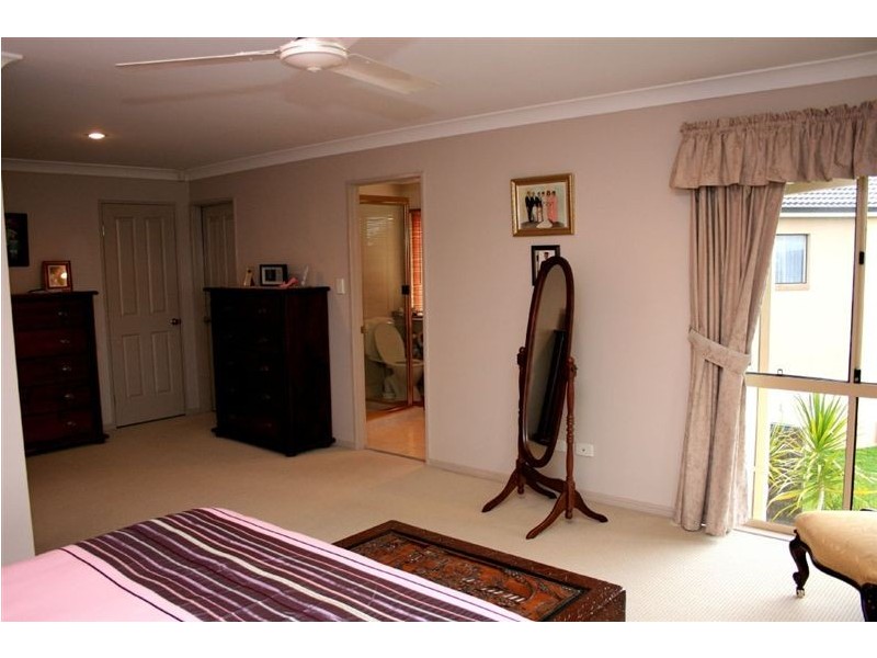 2 Chilton Crescent, North Lakes QLD 4509